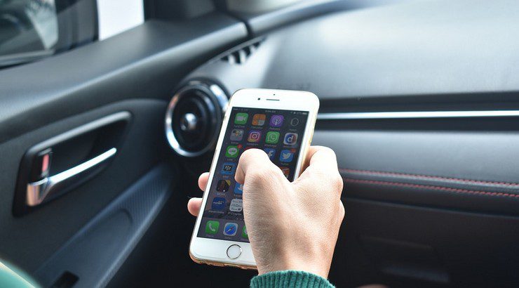 Selon une rÃ©cente Ã©tude menÃ©e par Axa PrÃ©vention, pas moins de 80 % des automobilistes utilisent leur smartphone en conduisant.